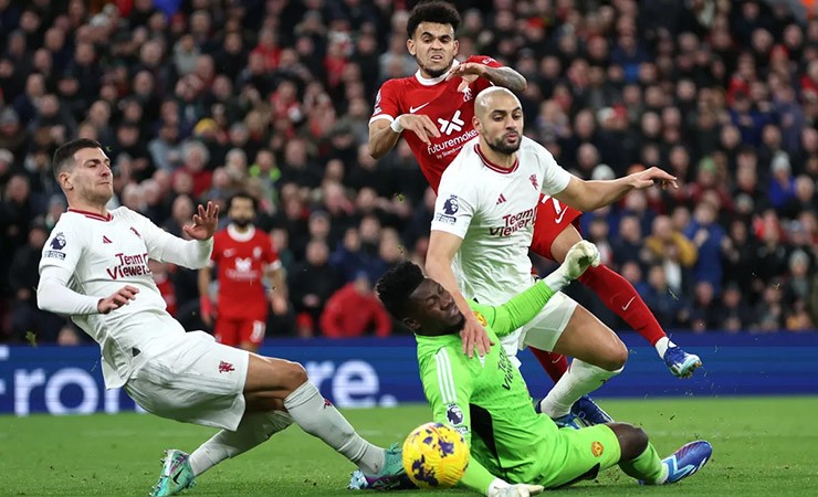 MU (áo trắng) khiến Liverpool mất ngôi đầu sau vòng 17 Ngoại hạng Anh