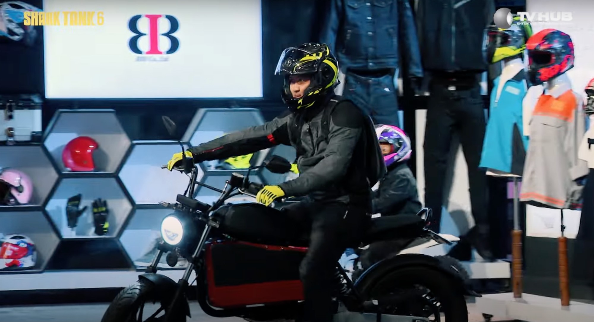 Start-up diện set đồ LS2 hơn 9 triệu đồng khiến 2 Shark tranh nhau ra deal - 4