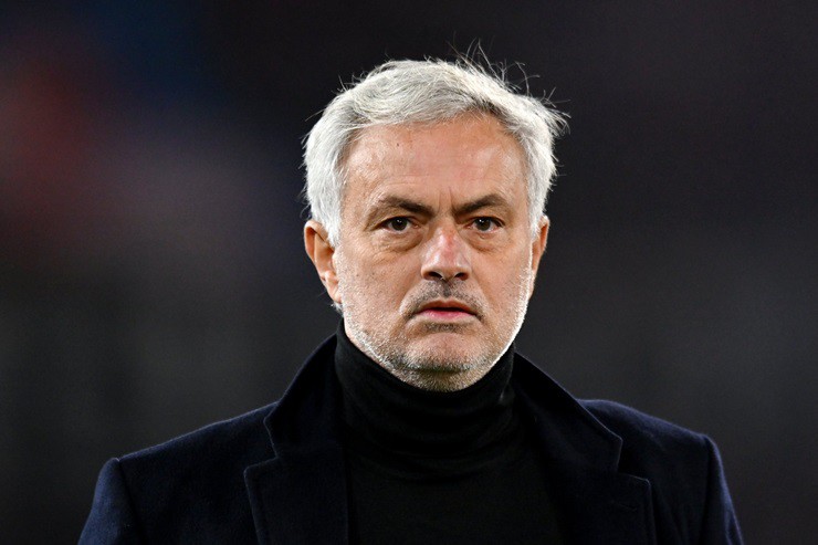 Roma vẫn chưa gia hạn với HLV Mourinho