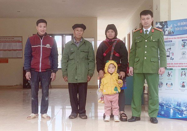 Công an thị trấn Mường Khương bàn giao 2 ông cháu an toàn cho gia đình.