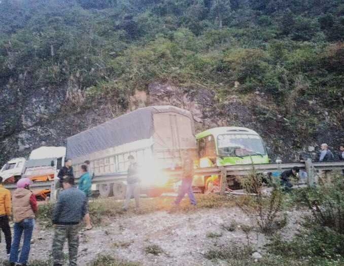 Các phương tiện va chạm liên hoàn trên tuyến Quốc lộ 6 đoạn đi qua Hòa Bình trong chiều ngày 17/12.