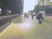 Tin tức trong ngày - Truy tìm tài xế xe tải tông 2 người đi xe máy rồi bỏ chạy