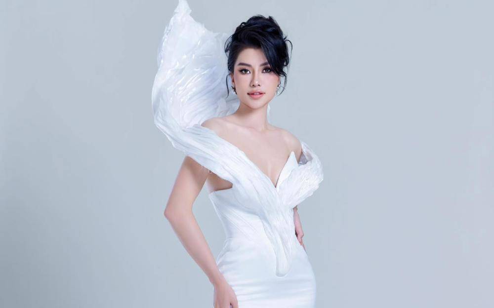 Nhan sắc của Hoàng Nhung được nhận xét có nhiều nét tương đồng với Hoa hậu Phạm Hương.
