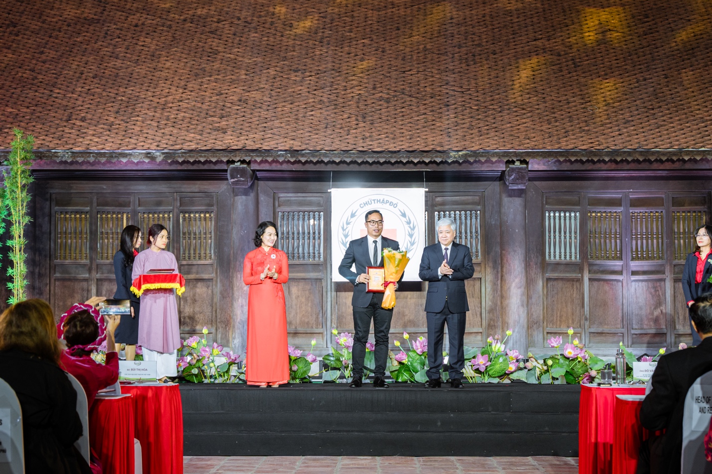 Đại diện công ty P&amp;G Việt Nam nhận kỷ niệm chương “Sức mạnh nhân đạo” năm 2023 được trao bởi Chủ tịch Ủy ban Trung ương Mặt trận tổ quốc Việt Nam