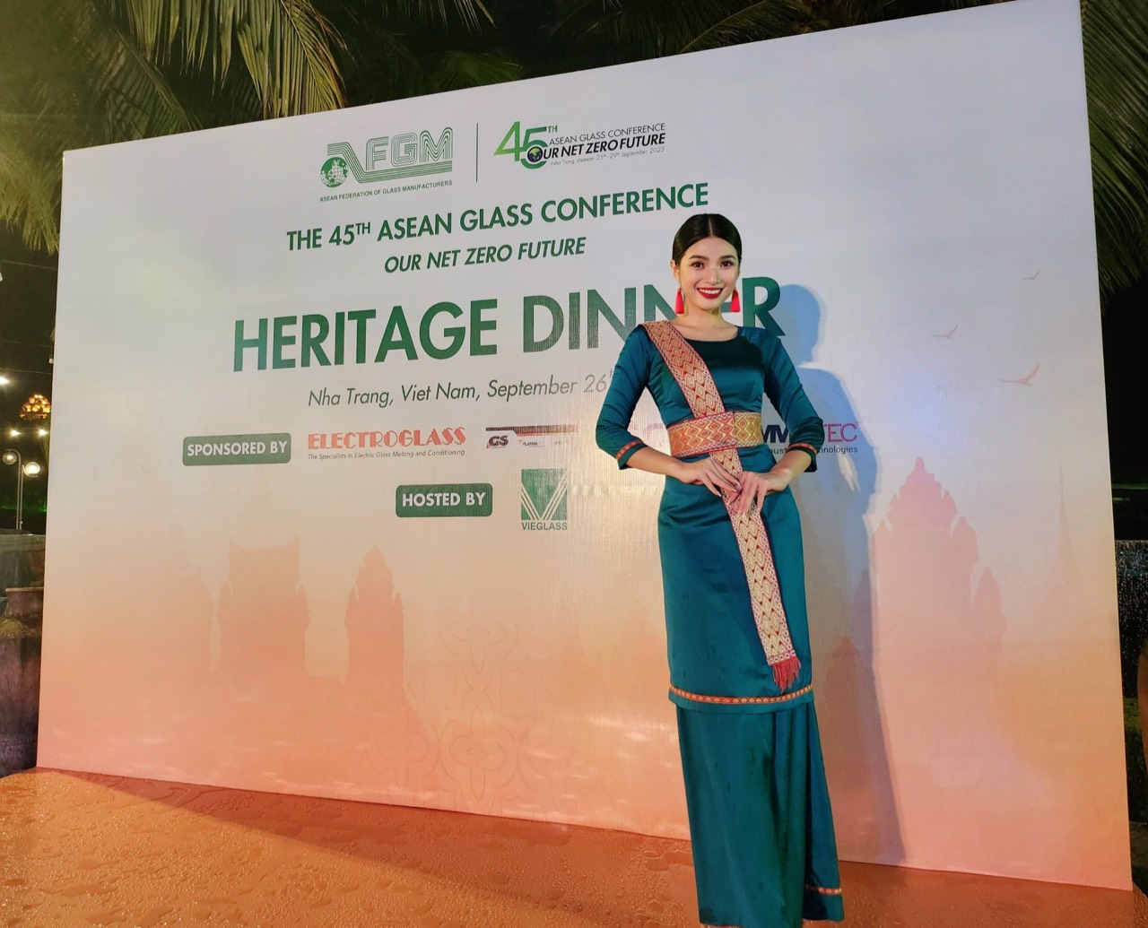 Diễm Nhi đã trải qua hành trình trở thành một MC song ngữ chuyên nghiệp với nhiều thử thách