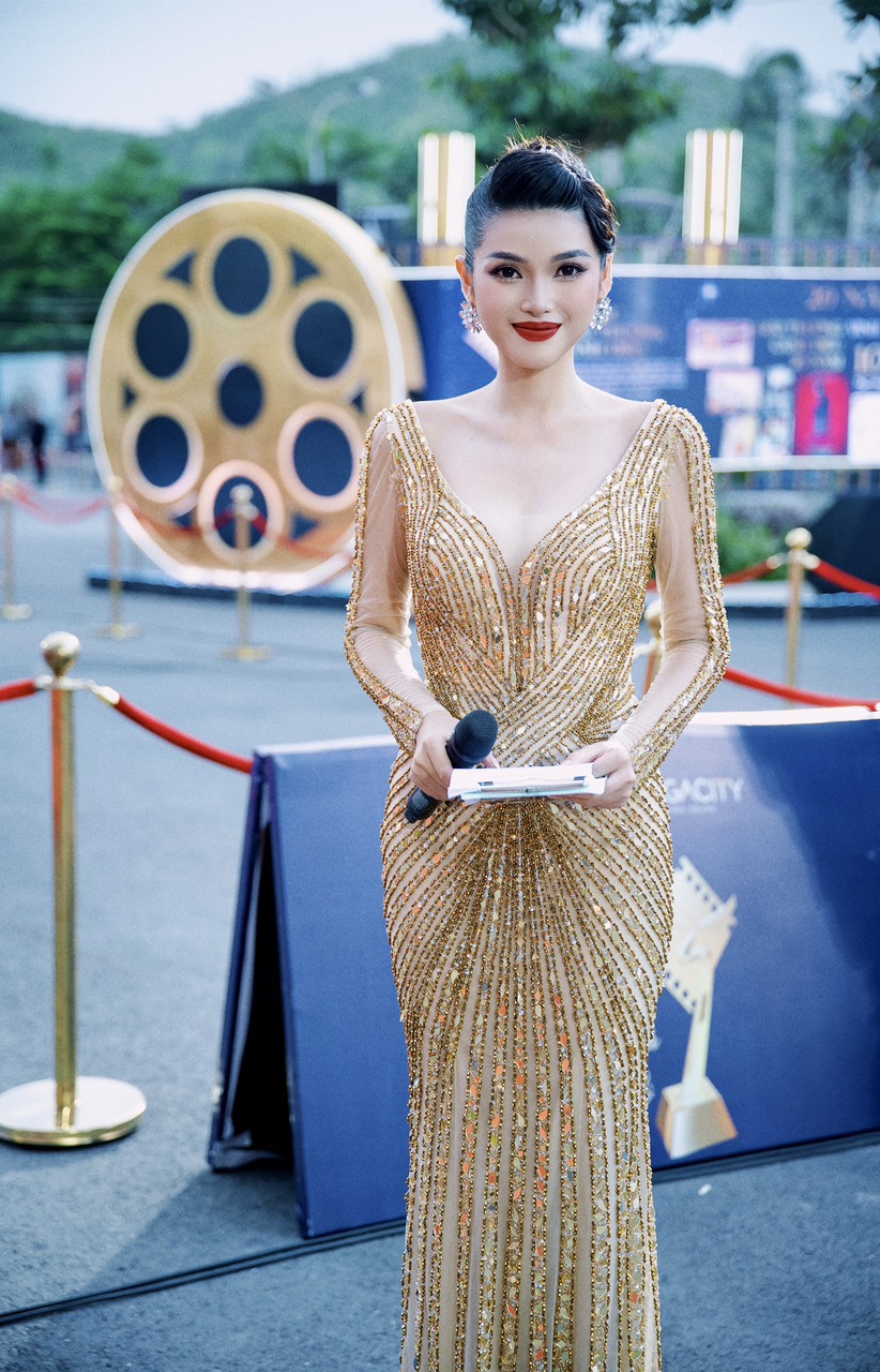 MC Diễm Nhi có ngoại hình đẹp cân đối, khuôn mặt xinh đẹp nổi bật cùng làn da khỏe khoắn thu hút mọi ánh nhìn