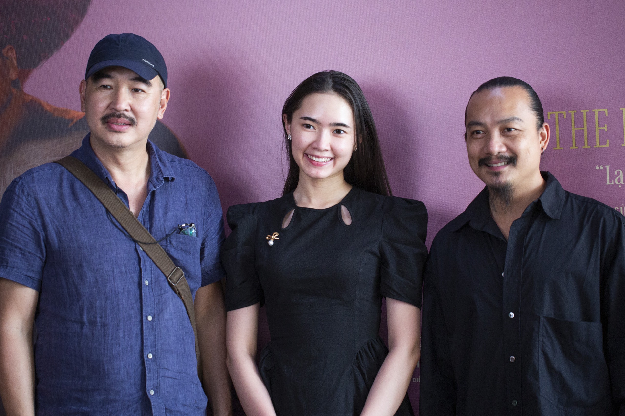 Đạo diễn Cao Trung Hiếu (ngoài cùng bên phải) là người đảm nhận vai trò sản xuất cho bộ phim
