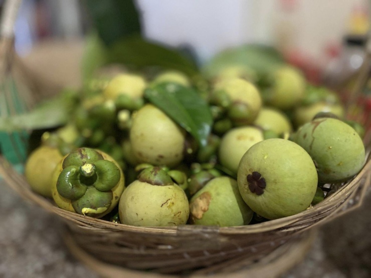Theo đó, dân buôn tới tấp lùng mua, rao bán măng cụt xanh trên các trang mạng xã hội. Ảnh: Facebook