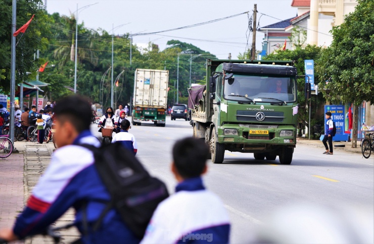Tuy nhiên, trước các chợ, trường học, khung cảnh giao thông hỗn loạn khi lưu lượng phương tiện qua lại lớn vẫn diễn ra.