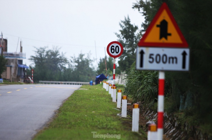 Tại vị trí sắp vào khu dân cư được lắp đặt biển cảnh báo, giới hạn tốc độ 60km/h.