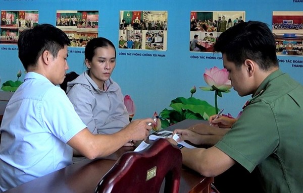 Cơ quan Công an lấy lời khai đối tượng Phan Huỳnh Quỳnh Như (ngồi giữa).