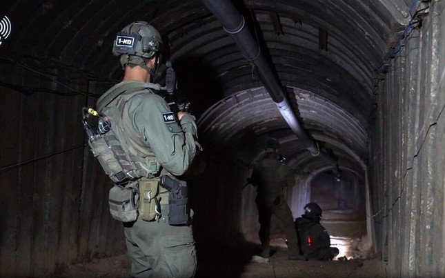 Những người lính Israel thận trọng nhìn vào bóng tối trong đường hầm Erez. Ảnh: The Telegraph.