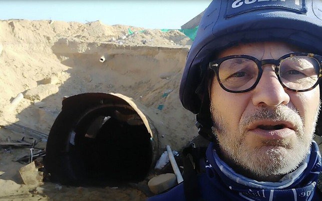 Phóng viên Paul Nuki ở miệng đường hầm. Ảnh: The Telegraph.