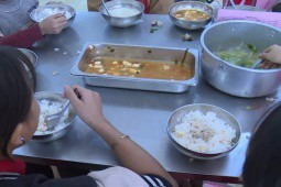 Lào Cai báo cáo vụ trường bị tố cho 11 học sinh ăn 2 gói mì tôm chan cơm