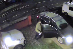 Video: Tên trộm ô tô hung hăng đâm chủ nhà vào tường gạch rồi phóng xe bỏ chạy