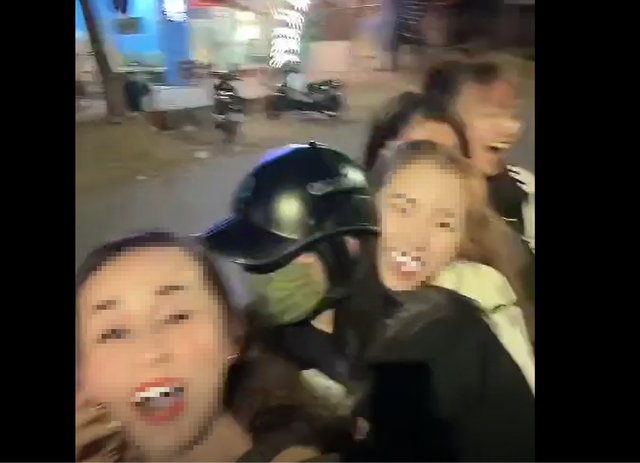 Đoạn clip ghi lại cảnh 5 cô gái đi trên 1 xe máy đăng tải trên Facebook