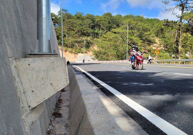 Những chân trụ đèn bê tông này nằm hoàn toàn trên mương thu nước của đèo Prenn, không lấn vào đường lưu thông.