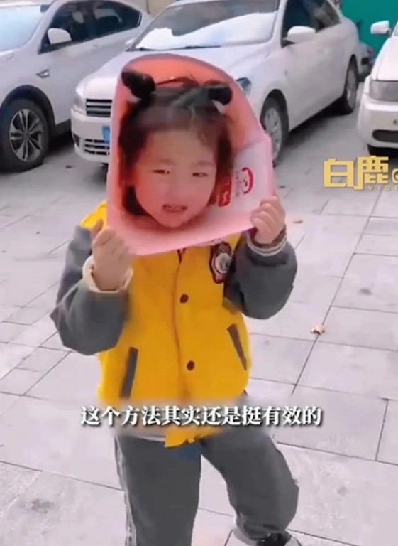 Cô bé cảm thấy vô cùng khó chịu. Ảnh: SCMP