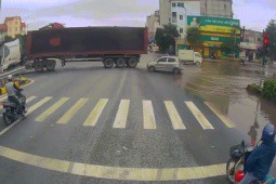 Clip: Xe máy rẽ trái không quan sát bị xe tải đâm bay vài mét