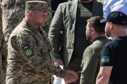 Tổng Tư lệnh quân đội Ukraine nêu quan điểm khác với ông Zelensky