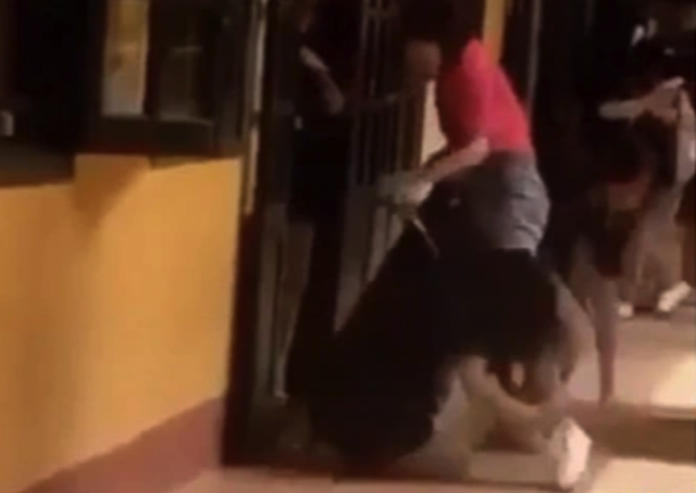 Hình ảnh cô giáo kéo lê nữ sinh quỳ, khóc đến kiệt sức trước cửa lớp xảy ra tại Trường THPT Đa Phúc, Sóc Sơn. Ảnh cắt từ clip