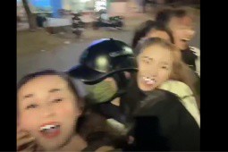 Xôn xao clip 5 cô gái đi 1 xe máy khoe “chiến tích“ trên Facebook