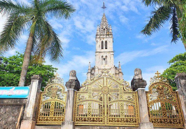 Nhà thờ xứ Bảo Nham được xây dựng trên khuôn viên rộng hơn 7.000m2 (ở xã Bảo Thành, huyện Yên Thành, Nghệ An) từ năm 1888. Sau 6 năm xây dựng, năm 1904, ngôi thánh đường này hoàn thành và đưa vào sử dụng.