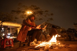 Tin tức trong ngày - Hà Nội chìm trong rét buốt, người dân đốt lửa ven đường sưởi ấm, mưu sinh trong giá rét