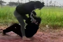 Pháp luật - Nữ sinh bị đánh, lột áo sau câu nói "mặt đắp cả tấn kem"