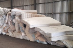 Kinh doanh - Nhặt tấm nệm cũ rích mang về, người đàn ông giật mình với bí mật bên trong