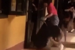 Tin tức trong ngày - Vụ nữ sinh quỳ, khóc đến kiệt sức: Cô giáo bị kỷ luật Đảng