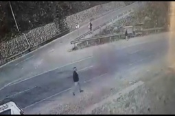 Phi thường - kỳ quặc - Video: Chiếc ô tô trượt dài trên đường và pha xử lý "thần sầu" của người đàn ông đi bộ