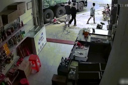 Ô tô - Clip: Lốp ô tô nổ như bom, 3 thanh niên đi bộ thoát nạn trong tích tắc