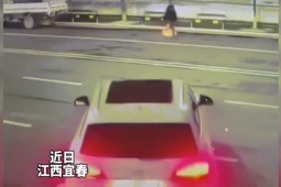 Xe máy - Xe đạp - Clip: Người đàn ông "số nhọ", chưa đầy 10s bị ô tô đâm 2 lần liên tiếp