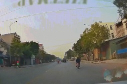 Xe máy - Xe đạp - Clip: Xe máy "lăng ba vi bộ" lên vỉa hè tránh va chạm trong tích tắc