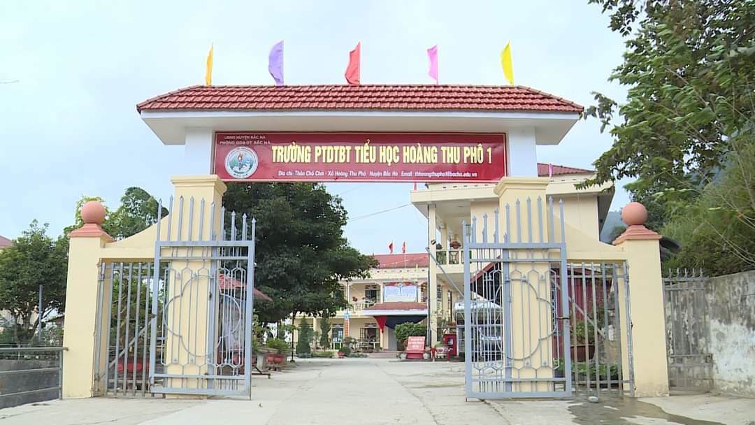 Trường Phổ thông Dân tộc bán trú Tiểu học Hoàng Thu Phố 1 nằm trên địa bàn xã Hoàng Thu Phố (huyện Bắc Hà, Lào Cai). Nơi đây vừa xảy ra lùm xùm “11 học sinh ăn 2 gói mì tôm chan cơm”.