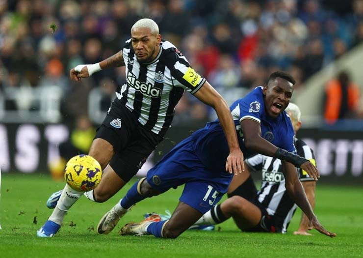 Chelsea (áo xanh) và Newcastle chuẩn bị so tài