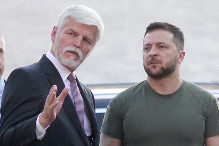 Tổng thống CH Czech Petr Pavel (trái) gặp Tồng thống Ukraine Volodymyr Zelensky vào ngày 6/7/2023.