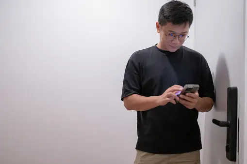 Tại sao nên thay thế khóa cơ truyền thống bằng khóa cửa điện tử? - 2