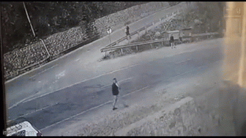 Video: Chiếc ô tô trượt dài trên đường và pha xử lý "thần sầu" của người đàn ông đi bộ - 1