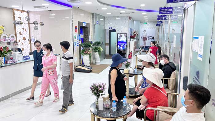 Hình ảnh khách hàng đông đúc đến làm đẹp tại BVTM Gangwhoo của Lê Hiền Founder