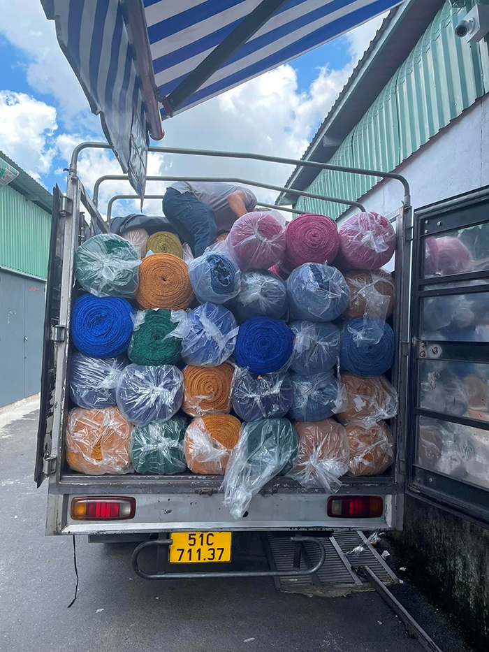 Phân loại vải tồn kho được thu mua (Ảnh: Nam Hải).