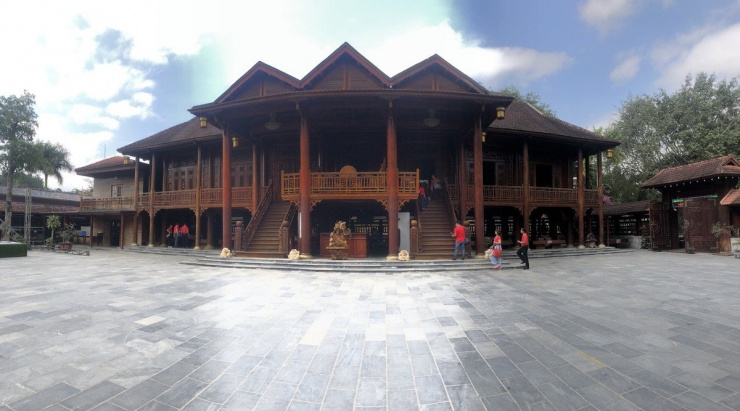 Mặt chính của ngôi nhà sàn gỗ lim lớn nhất Việt Nam.