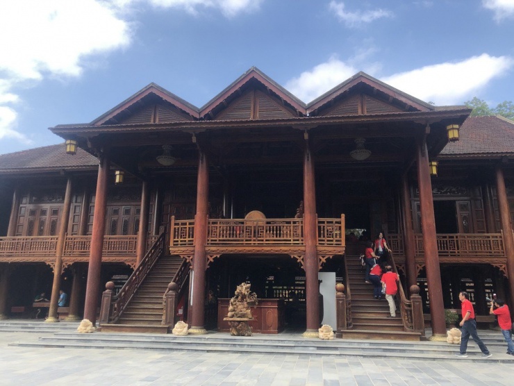 Nhà sàn gỗ lim tại TP Điện Biên Phủ thu hút du khách nhiều nơi đến tham quan.