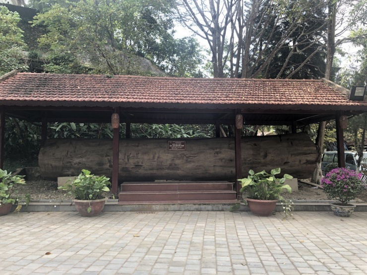 Dưới tầng 1 có bố trí 14 bộ sập bằng gỗ đinh hương, cẩm lai cao cấp nguyên khối, có chiều dài từ 3m - 4,8m có tuổi từ 300 - 500 năm. Bên cạnh đó, khu nhà sàn thiết kế 2 cổng chính mang phong cách mới nhưng vẫn giữ được nét cổ kính; cổng có đường kính cột là 75cm, cao 3,5m.