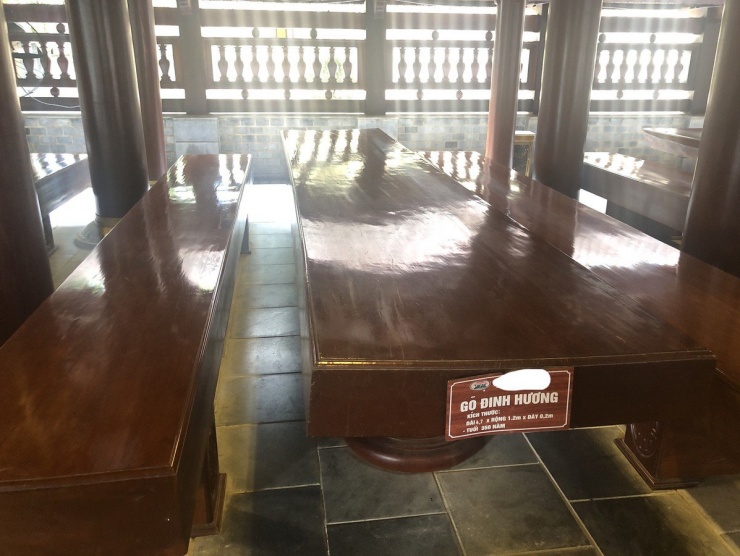 Tầng 1 nhà sàn có bố trí 14 bộ sập bằng gỗ đinh hương, cẩm lai nguyên khối có tuổi từ 300 - 500 năm.