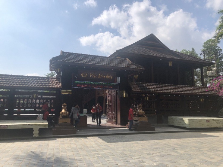 Cổng chính nhà sàn