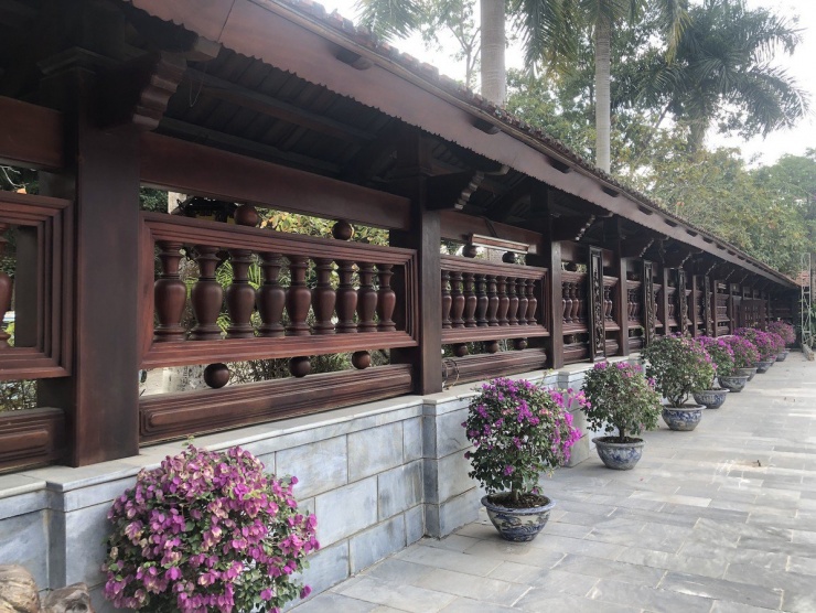 Tường bao quanh nhà sàn làm từ gỗ lim.