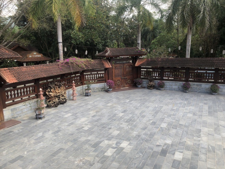 Khoảng sân trước nhà sàn