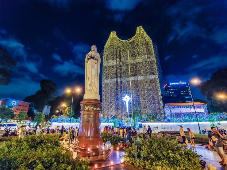 Tọa lạc tại trung tâm thành phố, nhà thờ Đức Bà là điểm đến hấp dẫn du khách trong nước và quốc tế.